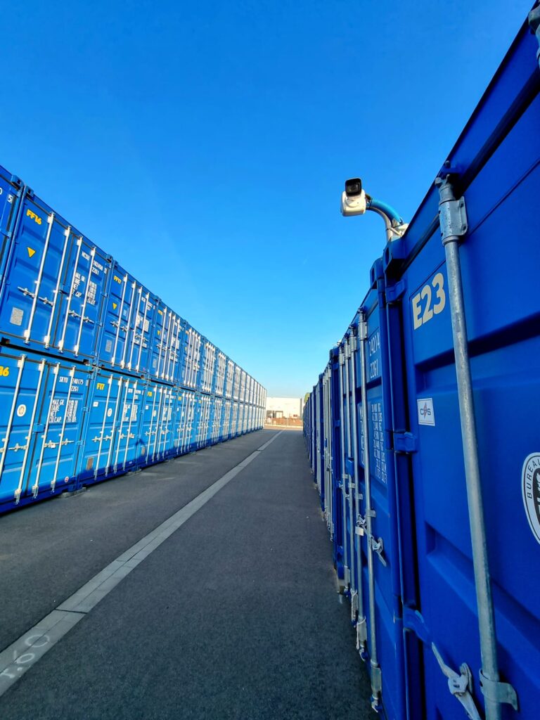 Sicherer Self-Storage Lagercontainer auf dem Gelände in Düsseldorf.