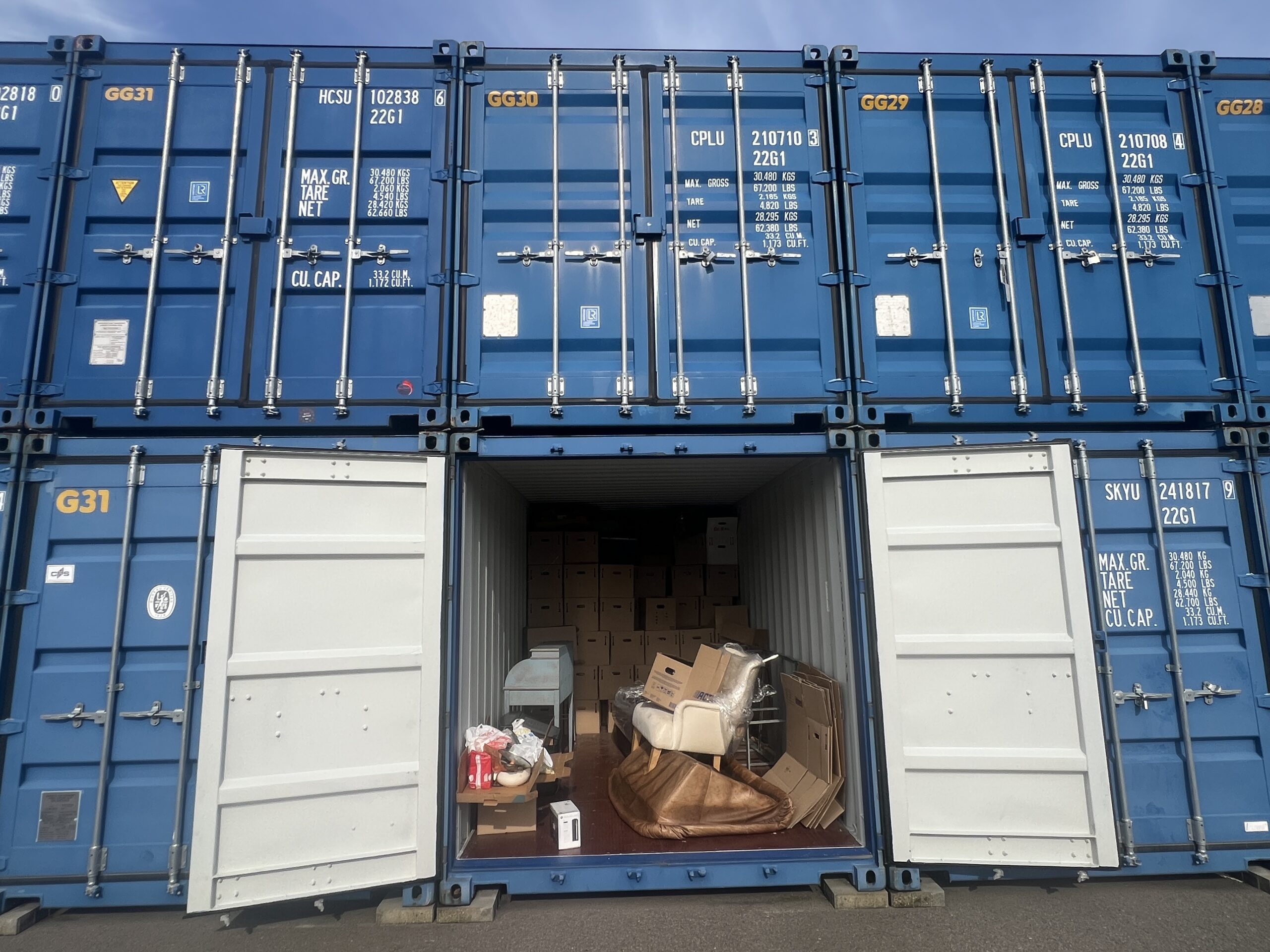 Beladener Lagercontainer für einen Umzug: schwere Möbel hinten, Kartons und Matratze vorne