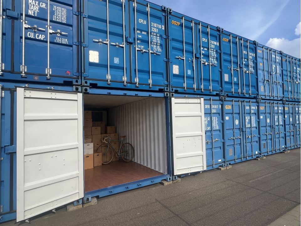 In einen Lagercontainer bei Lager King Düsseldorf passt erstaunlich viel: auf knapp 14 Quadratmetern können kartons bequem gestapelt werden und es bleibt noch Platz für weiteren Hausstand.