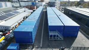 Luftaufnahme LAGER KING Neuss: zwei Reihen blauer Lagercontainer auf zwei Ebenen mit breiter Zufahrt und mobiler Treppe